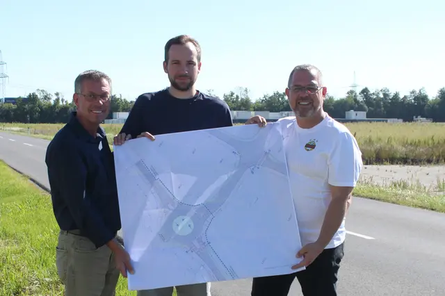 Vzbgm. Gerd Kiefl, Bauamtsleiter Mathias Mozelt und Bgm. Thomas Sabbata-Valteiner präsentieren den Plan des neuen Kreisverkehrs direkt am Standort. | Foto: Marktgemeinde Pottendorf