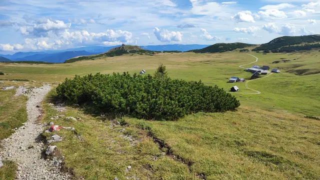 die Almhütten sind bald unter uns, im Hintergrund wieder die Berge des Mürztals... | Foto: I.Wozonig