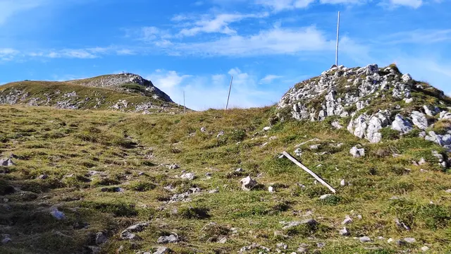 die Stangen helfen bei Schneeverwehungen die Orientierung nicht zu verlieren... | Foto: I.Wozonig