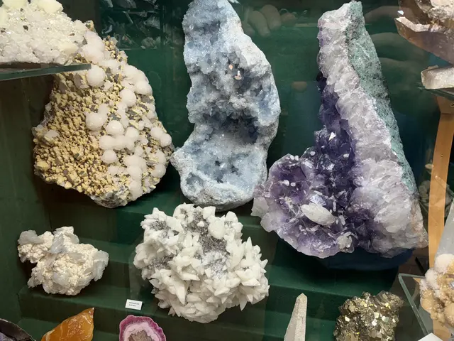 Die Mineralien bereitet der Sammler sorgfältig auf und schleift sie manchmal, bevor er sie in der Ausstellung präsentiert. | Foto: Gabor Ovari