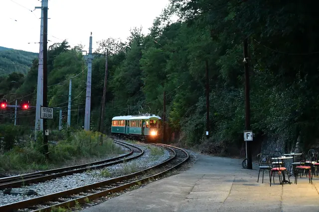 Der Zug kommt von der Remise in Hirschwang