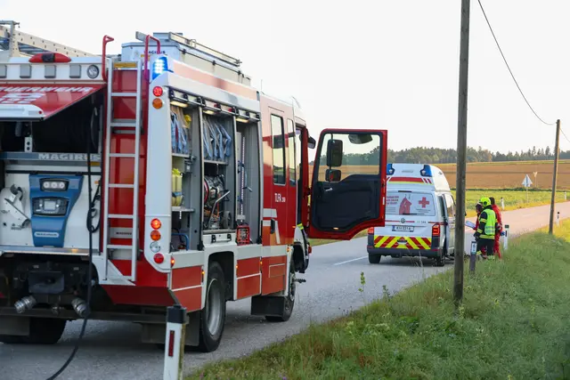 Ein weißer Opel kommt in Sipbachzell am Dienstagmorgen, 9. September, von der Straße ab und crasht in eine Baumgruppe - der Fahrer wird dabei verletzt. | Foto: laumat.at