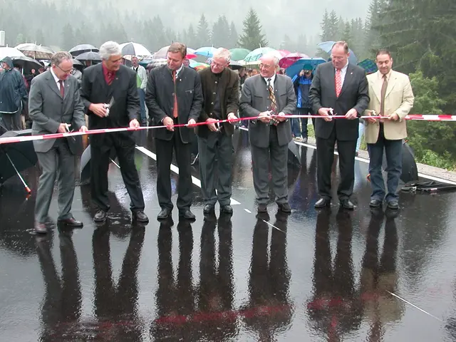 Ein Bild von der Eröffnung, v.l.: BH Diemtar Schennach, Bgm. Richard Posch, LA Heiner Ginther, Bauamtsleiter Paul Aste, LR Konrad Streiter, LHStv. Ferdinand Eberle und ein Vertreter des Landes Tirol. | Foto: Gem. Nesselwängle