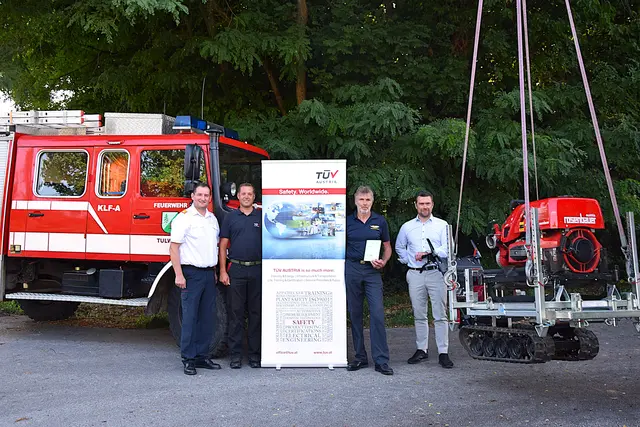 Übergabe des Prüfzertifikates.: V.l.n.r. LFR Gernot Rieger, HBI Ing. Bernd Buchgraber, ABI d.F. Erwich Fuchsbichler, TÜV- GF Günter Göttlich. | Foto: BFVGU