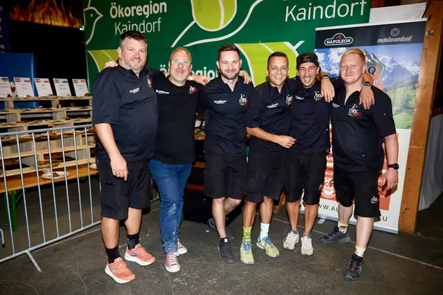 Das Team "Fyre-BBQ" aus Kaindorf freut sich mit Hauptsponsor Wolfgang Dunst (2. v. l.) über die großartigen Erfolge. | Foto: Otmar Groß