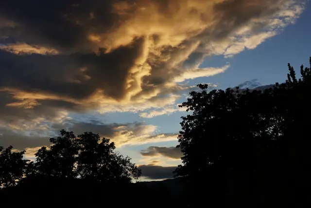 Schon am späten Vormittag ziehen von Südwesten her dichte Wolken über das Land. | Foto: Alfred Schmutz