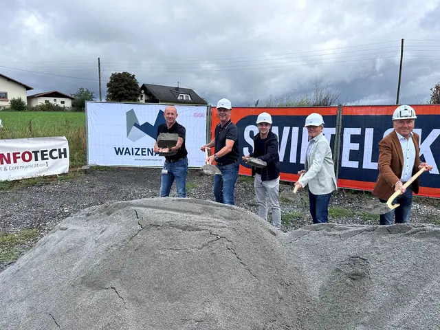 V. l.: A. Mühlbacher von der Firma Infotech, Brunnenthals Bürgermeister Roland Wohlmuth, Nico Vitale, Silvio Vitale (beide von der Firma Waizenauer) und Georg Desch (Swietelsky). | Foto: Gemeinde Brunnenthal