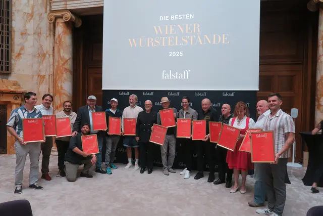 Im Haus Schottentor wurden die Urkunden an die besten Würstelbrater Wiens verteilt.  | Foto: Patricia Hillinger/MeinBezirk