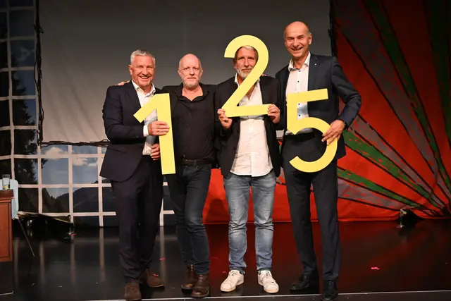 Vorstand Johann Fröschl, Christoph Grissemann, Dirk Stermann und Vorstand Klaus Drabek.  | Foto: Raiffeisenbank Perg