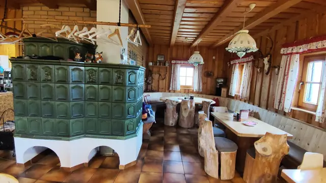 der Kachelofen verbreitet wohlige Wärme, und nach dem Ausschlafen bekommen wir ein reichhaltiges Frühstück... | Foto: I.Wozonig