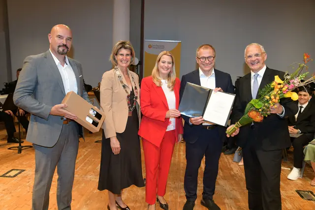 Hans Peter Rucker wurde von der Hochschule Burgenland mit dem Ehrentitel "Ehrensenator" gewürdigt.  | Foto: FotoTschank