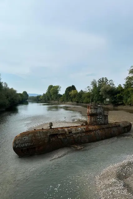 Ein angeblich lange verschollenes deutsches U-Boot sei beim Ablassen des Kleinwasserkraftwerks in Greinsfurth entdeckt worden.

 | Foto: Scherscher