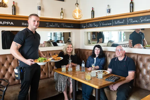 Mittagspause in der Leonhardstraße: Ivo Djak servierte Martina Maros-Goller sowie Daniela und Roland Klinser (v. l.) wahre Köstlichkeiten. | Foto: Konstantinov