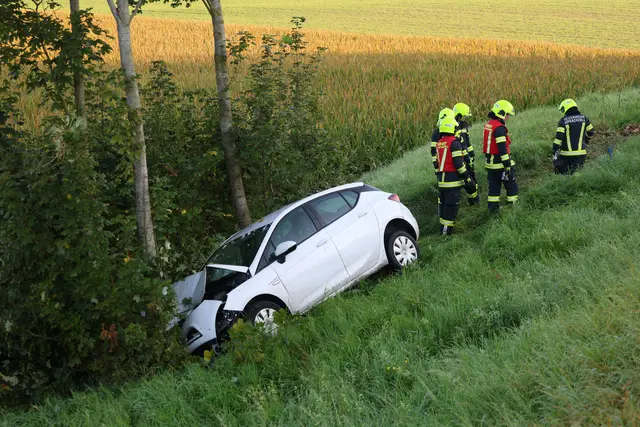 Ein weißer Opel kommt in Sipbachzell am Dienstagmorgen, 9. September, von der Straße ab und crasht in eine Baumgruppe - der Fahrer wird dabei verletzt. | Foto: laumat.at