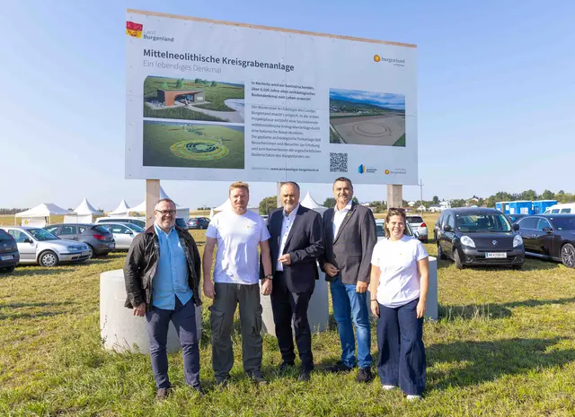 Hannes Wagner, Landesimmobilien Burgenland, Nikolaus Franz, Leiter der Archäologie Burgenland, Martin Kramelhofer, Bürgermeister der Gemeinde Rechnitz und Claudia Priber, Geschäftsführerin Kultur Betriebe Burgenland GmbH, bei der Kick-off-Veranstaltung zum Projekt „Kreisgrabenanlage Rechznitz“ im September des Vorjahres. | Foto: Archäologie Burgenland/Nikolaus Franz