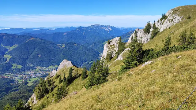 die Hohe Veitsch ist schön zu sehen, und im Hintergrund zeigen sich rechts die Berge des Hochschwabgebiets... | Foto: I.Wozonig