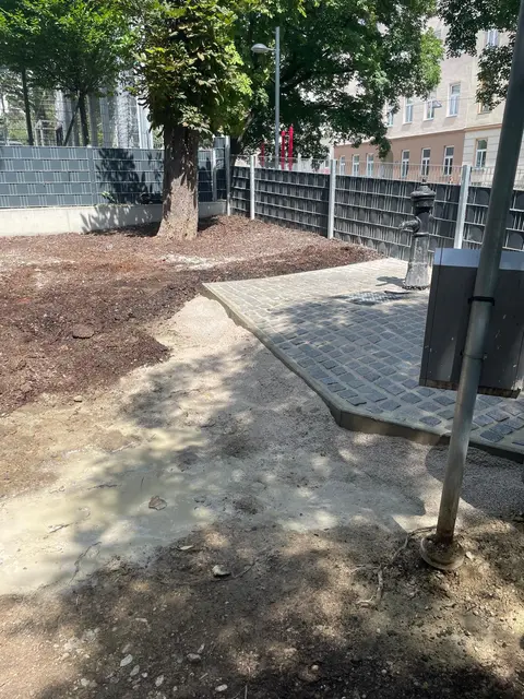 Das ist die Hundezone jetzt. Der Gehweg fehlt. | Foto: Eder