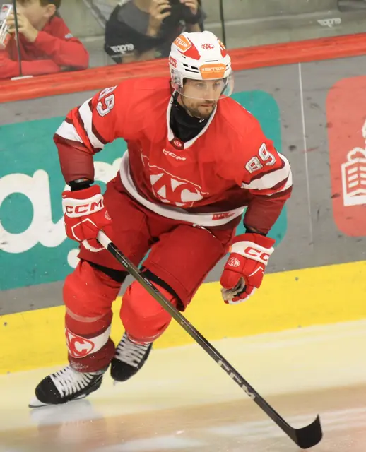 Er hat den Puck im Visier: Raphael Herburger | Foto: MeinBezirk/Michael Kurz