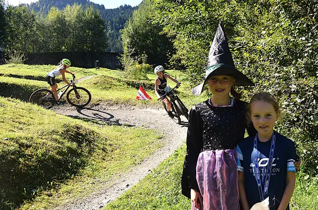 Symbolische "Triathlon-Hexen" am Rande der Lauf- und Radstrecken des Cross-Duathlon durften in Söll natürlich nicht fehlen. | Foto: Schwaighofer