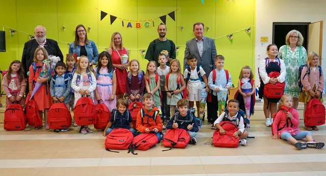 1a mit geschäftsführendem Gemeinderat Erhard Gredler, Lehrerin Natalie Fürst-Czapka, Schulassistenz Karin Kogelnik und Andreas Holzer, Bürgermeister Herbert Janschka und Volksschuldirektorin OSR Marion Amri.