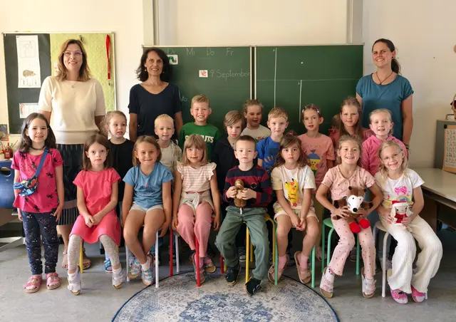 2025 Volksschule Königstetten, 1b  mit der zukünftigen Direktorin Sigrid Schauer, Direktorin Elfriede Beer und  und Klassenlehrerin Ukrike Wittmann. | Foto: Christian Nowotny