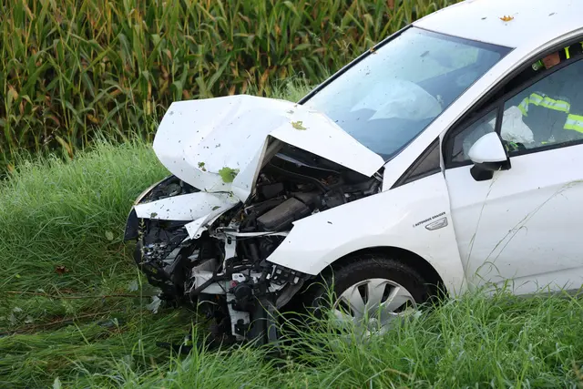 Ein weißer Opel kommt in Sipbachzell am Dienstagmorgen, 9. September, von der Straße ab und crasht in eine Baumgruppe - der Fahrer wird dabei verletzt. | Foto: laumat.at