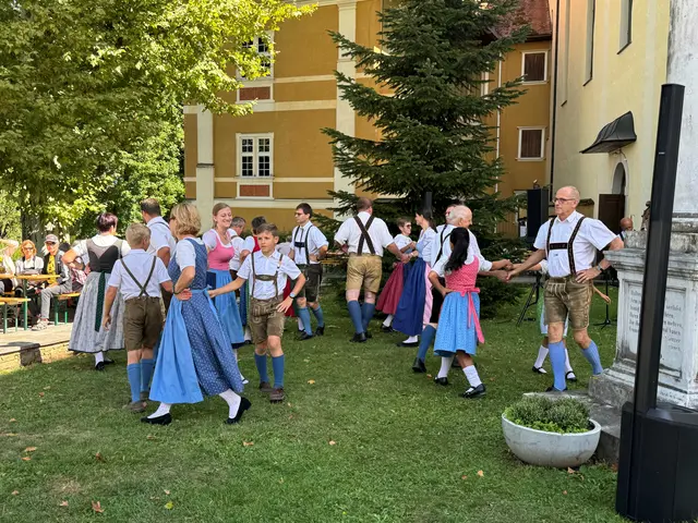 Die Volkstanzgruppe Stainz beim Auftritt vor dem Schloss. | Foto: Maria Hofferek