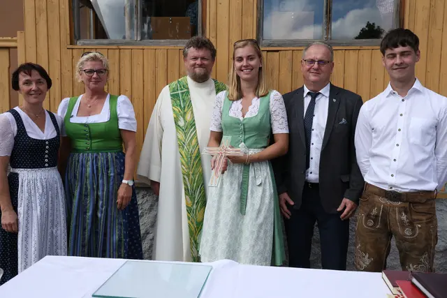 Gebietsbäuerin Hedwig Kainzbauer, Ortsbäuerin Petra Figl, Pfarrmoderator Herr Leoplold, Hanna Figl Landjugend-Leiterin, Bürgermeister Erwin Häusle und Lukas Bauchin. | Foto: Ö-News/ St. Öllerer