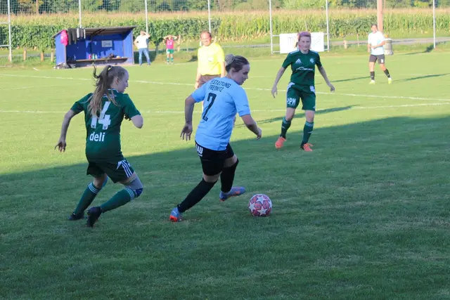 Oberhaag (helle Dressen) behielt im Derby gegen Leibnitz (grün) die Oberhand. | Foto: SVU Oberhaag