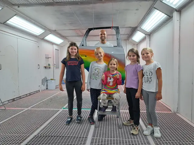 Gelungen ! Strahlende Gesichter und eine bunt glänzende Autotür | Foto: Alle Fotos copyright: Autohaus Berger Großreifling