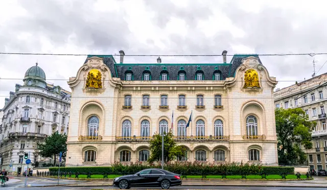 Die Wieden ist das Zuhause vieler Botschaften. Einige davon sollen laut Anrainerinnen und Anrainern zu viele Parkplätze in Anspruch nehmen. (Symbolbild) | Foto: konoplizkaya/panthermedia