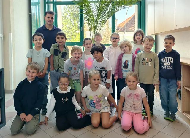2025 Volksschule Zeiselmauer, 1a mit Klassenlehrer Aristides Weissensteiner. | Foto: Christian Nowotny