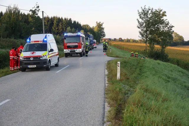 Ein weißer Opel kommt in Sipbachzell am Dienstagmorgen, 9. September, von der Straße ab und crasht in eine Baumgruppe - der Fahrer wird dabei verletzt. | Foto: laumat.at