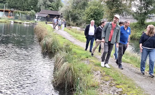 Interessanter Rundgang durch die Aufzuchtsteiche. | Foto: Josef Wind
