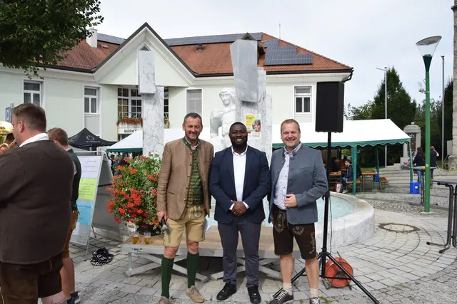 Bürgermeister Karl Mayr, Priester Nichodemus Okoye,  Christian Kübek, GF Weinbergmaier GmbH (v. li.). | Foto: Weinbergmaier