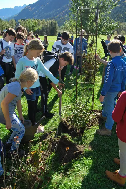 Besuch der Schule aus Paularo, wo bei der „Essbaren Landschaft“ bei der Unterdöbernitzer Gailbrücke, gemeinsam Obstbäume gepflanzt wurden (2017). Die Erstbepflanzung der „Essbaren Landschaft“ erfolgte im Jahr 2005 mit den Schülern der VS Kirchbach und den Schülern aus Paularo.   | Foto: Marktgemeinde Kirchbach