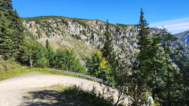 der Blick zum Massiv der Schneealpe mit dem Schneealpenhaus... | Foto: I.Wozonig
