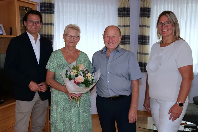 Bürgermeister Bernhard Heinl, Edeltraud und Helmut Mayer, GR Sylvia Aichinger


 | Foto: Foto: Marktgemeinde Michelhausen