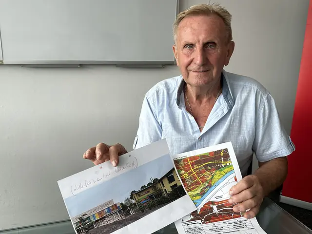 Walter Topf von der Liste für Lambach präsentiert seine Vorstellungen eines Groß-Schulprojekts an zwei Standorten in der Gemeinde. | Foto: Topf