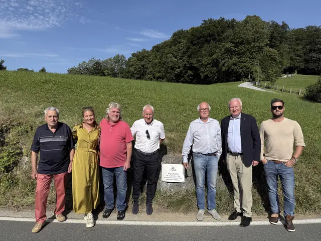 Die feierliche Enthüllung der Gedenktafel für Alois Hofer fand am 8. September auf der Gaisberg Landesstraße statt. | Foto: Kreibich