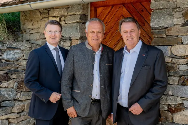 v.li.n.re.: WKNÖ-Bezirksstellenobmann Thomas Hagmann (Krems), Geschäftsführer und Prokurist Ludwig Holzer (Winzer Krems) sowie WKNÖ-Präsident Wolfgang Ecker. | Foto: Georg Pomassl