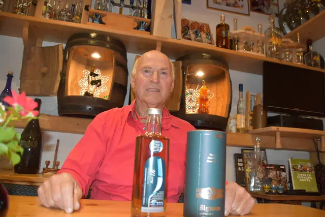 Friedl Mair, einer der Tiroler Edelbrand-Sommeliers, öffnet am 11. Okrtober ab 13 Uhr seine Türen ins Reich der Edelbrände.