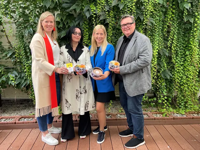 Von links: Marie-Louise Schnurpfeil (Geschäftsführerin Linz Tourismus), Künstlerin Silvia Sun, Stadträtin Doris Lang-Mayerhofer (ÖVP) und Dieter Recknagl (Aufsichtsratsvorsitzender Linz Tourismus) mit der neuen Linzer Torte-Dose.

 | Foto: Linz Tourismus