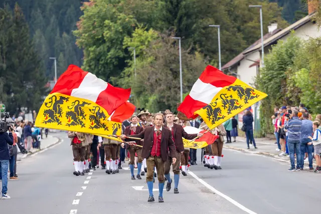 Der Brauchtumsumzug mit Fahnen- und Trachtengruppen eröffnet das Festprogramm. | Foto: Andreas Lutche