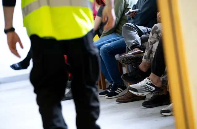 Rund 7.500 Personen in Grundversorgung erhalten die Sachleistungskarte. Der Kurswechsel sei Teil eines umfassenden Paradigmenwechsels in der steirischen Asyl- und Migrationspolitik, heißt es seitens des Landes.  | Foto: Sven Hoppe / dpa / picturedesk.com