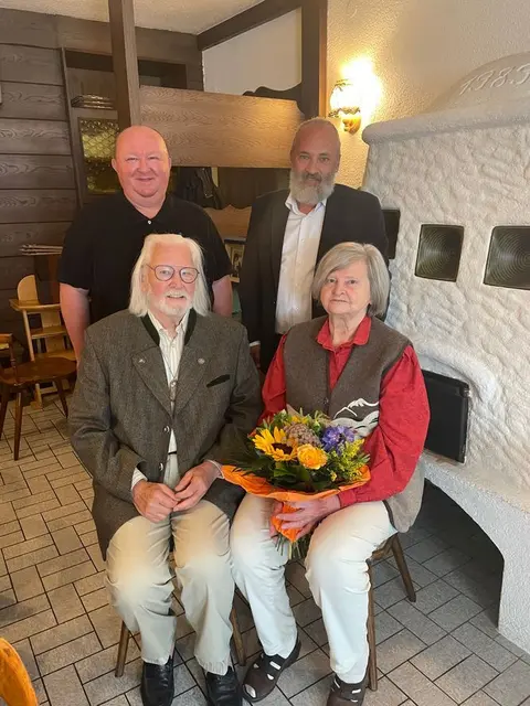 Gratulationen zur Diamantenen Hochzeit im Jeßnitztal: Die Jubilare Gerhard und Ingeborg Kraushofer (v.) mit ihren Gratulanten Manfred Zellhofer und Marian Lewicki (h.) | Foto: Gemeinde St Anton an der Jeßnitz