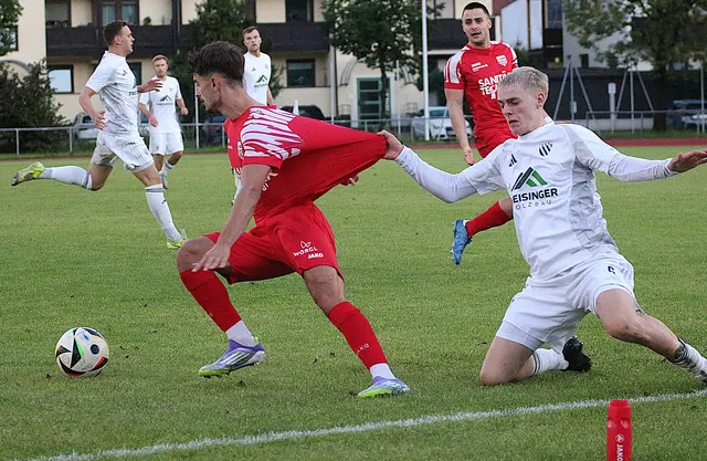 Ebbs (weiß) wehrte sich in Wörgl (rot) mit Händen und Füßen erfolgreich gegen die vierte Niederlage. Gündogdu (rot) und Schneeberger (weiß). | Foto: Schwaighofer