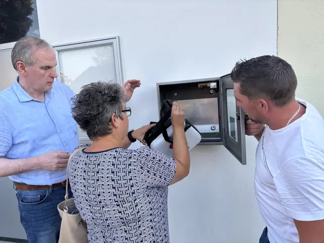 Liste mit Ersthelfern hängt im Kästchen des Defibrillators. | Foto: Alexandra Goll