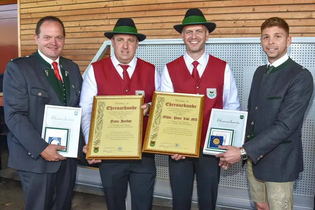 Samstag – Legendenabend &amp; Trachtenparty: Bgm. Roman Neumann und Bgm. Lukas Vogl überreichten Peter Lidl und Franz Herbst von den Gemeinde Ligist und Gemeinde Krottendorf-Gaisfeld eine Ehrenurkunde für ihre besonderen Verdienste um den Musikverein. | Foto: MLK