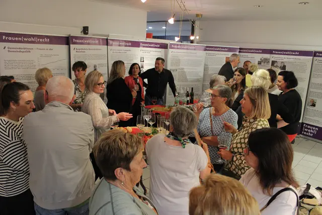 Nach der Eröffnung wurde eingeladen bei Speis und Trank zu Verweilen und die Ausstellung zu besichtigen. | Foto: Angelina Kaiser